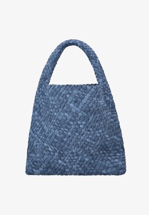 Modrá tkaná kabelka s jedním širokým uchem, lichoběžníkového tvaru a texturovaným proplétaným vzorem tkaniny, vyfocená na bílém pozadí.