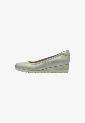 Zapato de cuña en gris metálico claro, con un material superior suave, puntera redondeada y suela texturizada para agarre, con una silueta elegante.