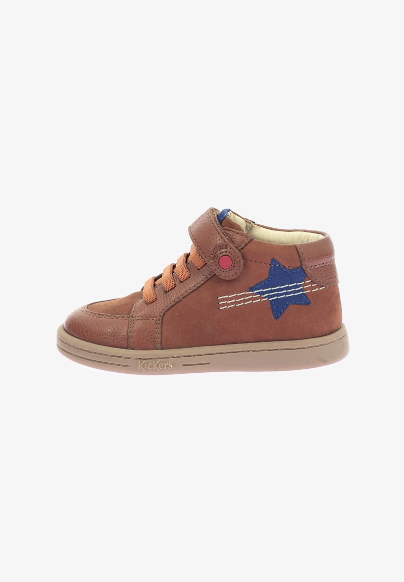 Sneaker high-top in pelle marrone con lacci arancioni, cinturino in velcro, design a stella blu e suola in gomma beige. Presenta dettagli cuciti.