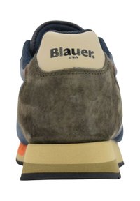 Sneaker da uomo con tomaia blu navy, tallone in suede grigio, dettagli arancioni e suola in tannato imbottita. Logo "Blauer USA" sul tallone.