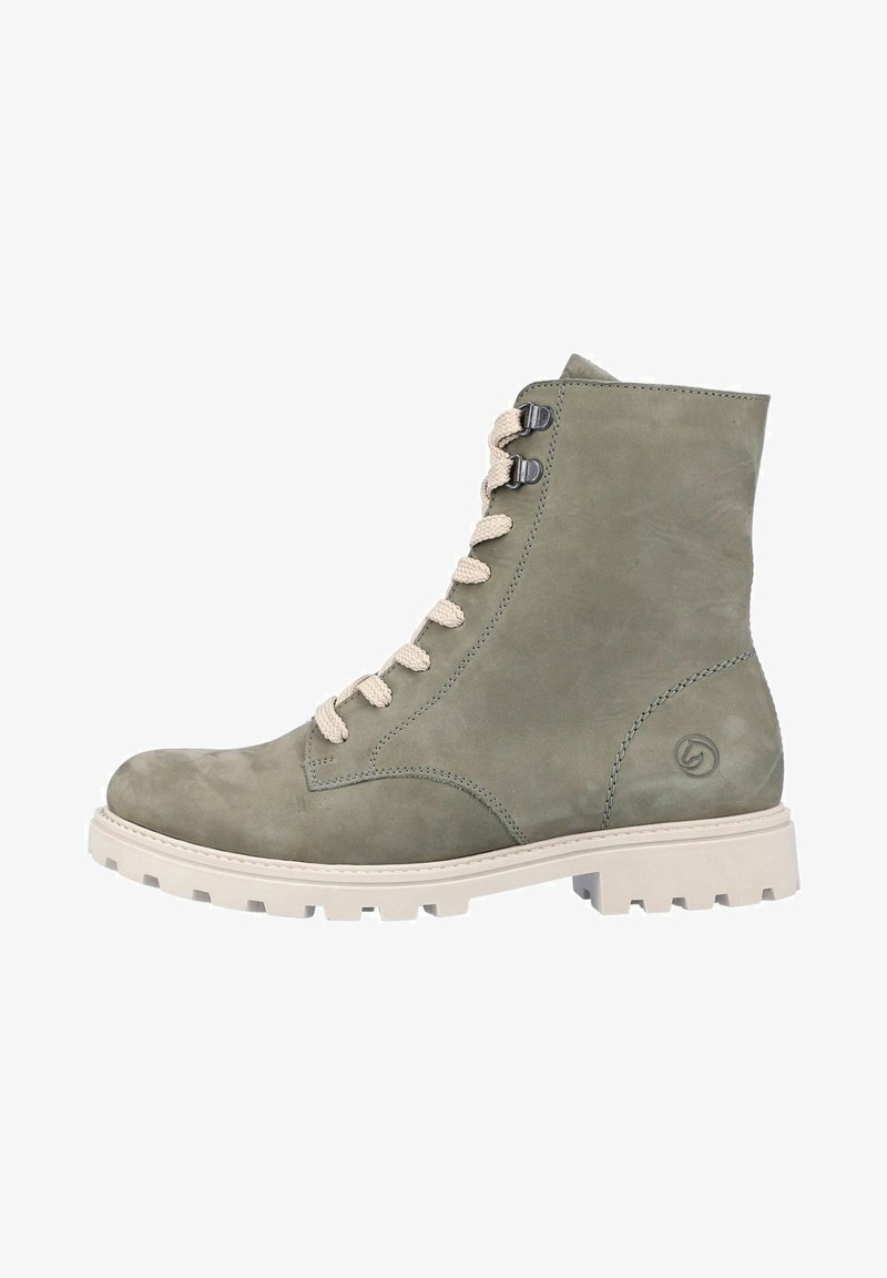 Stivale alla caviglia in suede verde con lacci beige, punta tondeggiante e suola bianca robusta. Presenta occhielli in metallo e un dettaglio del logo sul lato.