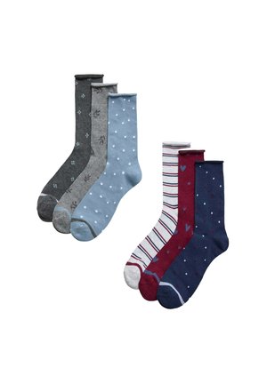 Juego de seis calcetines en varios colores, incluyendo gris, azul, rojo y marino, con diseños como lunares, rayas y corazones.