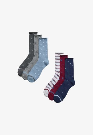 Juego de seis calcetines en varios colores, incluyendo gris, azul, rojo y marino, con diseños como lunares, rayas y corazones.
