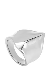 Anillo de plata pulida con una forma irregular y fluida. Textura suave con una superficie reflectante, con una banda ancha que se estrecha hacia adentro.