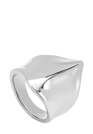 Anillo de plata pulida con una forma irregular y fluida. Textura suave con una superficie reflectante, con una banda ancha que se estrecha hacia adentro.