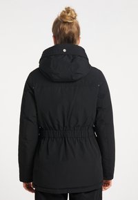Giacca nera imbottita con cappuccio, caratterizzata da una vita elastica, una texture liscia e un dettaglio con bottone a pressione sul retro.