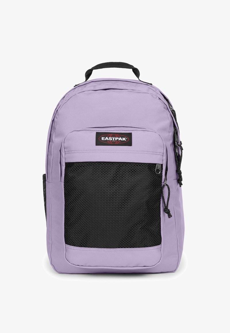 Lila ryggsäck med en svart nätficka framtill, kontrasterande dragkedjedetaljer och ett handtag högst upp för bärande. Innehåller Eastpak-logotypen framtill.