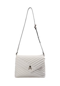 Borsa a tracolla in ecopelle bianca trapuntata con cuciture diagonali, emblema di teschio e ossa incrociate, e tracolla nera regolabile.