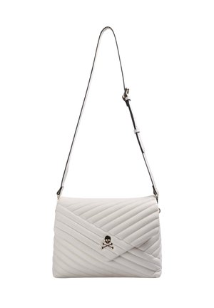 Borsa a tracolla in ecopelle bianca trapuntata con cuciture diagonali, emblema di teschio e ossa incrociate, e tracolla nera regolabile.