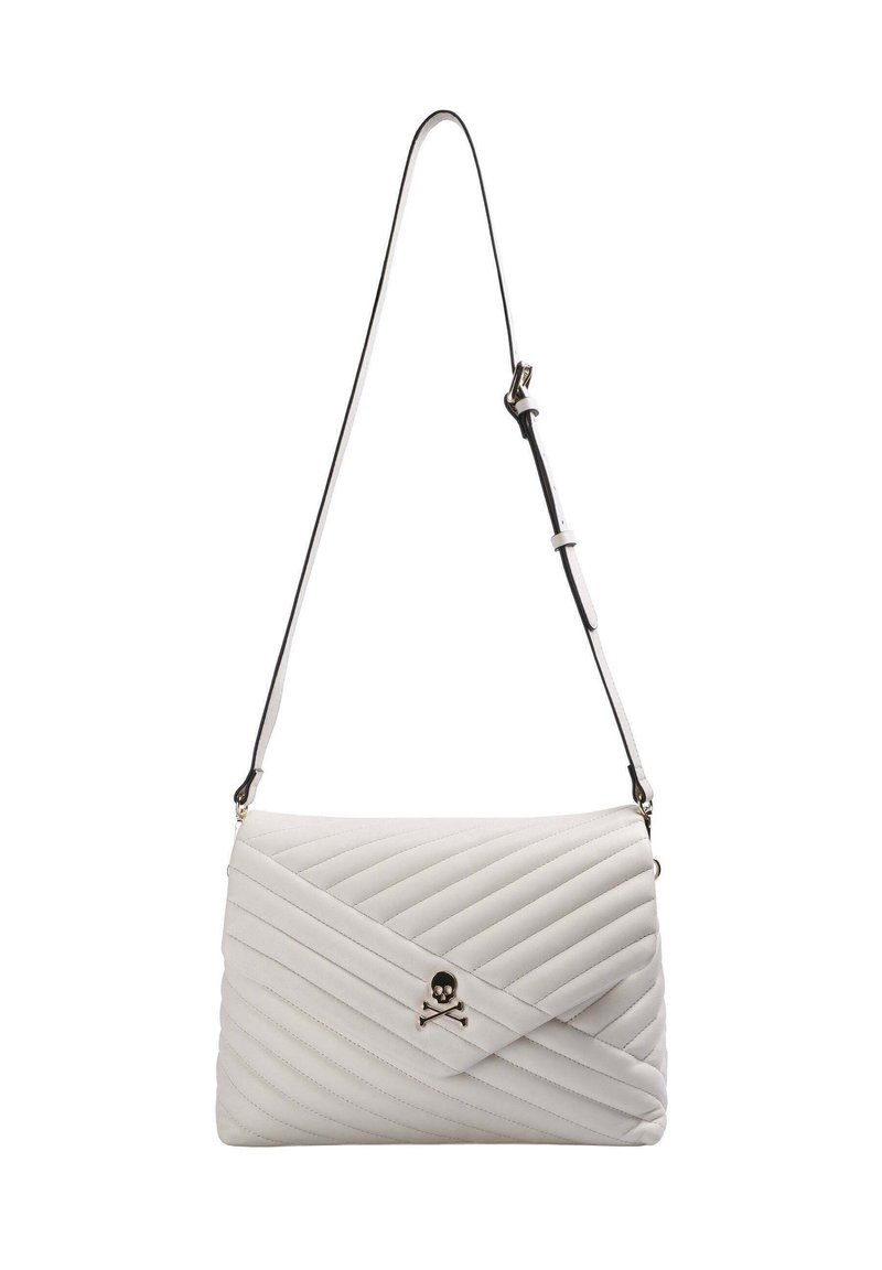 Borsa a tracolla in ecopelle bianca trapuntata con cuciture diagonali, emblema di teschio e ossa incrociate, e tracolla nera regolabile.