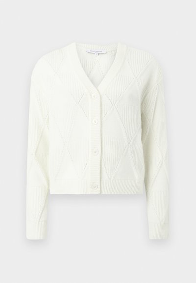 Biała dzianinowa kardigan z dekoltem w kształcie V, zapięciem na guziki i teksturowanym wzorem w romby. Krótsza długość z ribbowymi mankietami i dołem.
