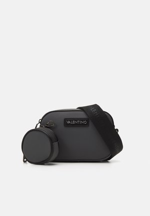 Borsa a tracolla nera Valentino con tracolla regolabile e piccola pochette rotonda attaccata, finitura testurizzata, patch logo sul davanti.