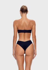 Černý bikini set se zdařilým topless vrškem a kalhotkami s vysokým pasem, charakterizovaný hladkým povrchem a minimalistickým designem. Zobrazeno ze zadní strany.