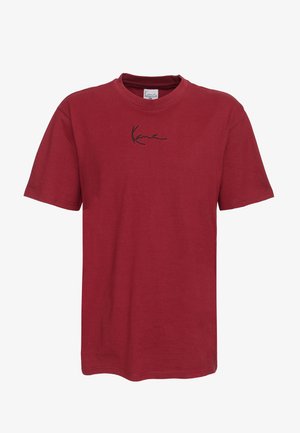 T-shirt bordeaux à manches courtes avec col rond, doté d'un petit logo noir de style signature centré près de l'encolure.