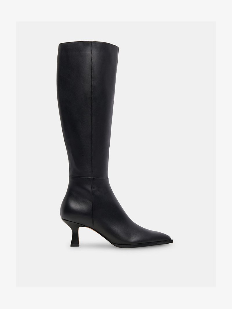 Botas de couro pretas até ao joelho com bico fino e pequeno salto bloco. Textura lisa com detalhes de costura mínimos.