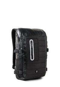 Černý obdélníkový batoh s polstrovanou texturou, svislý přední kapsa na zip orámovaná reflexními prvky a boční kompresní popruhy.
