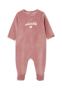 Rosa Velours Babystrampler mit langen Ärmeln, Text "adorable" und kleinem Herz in Weiß. Rundhals und Füßchen. Weicher Stoff.
