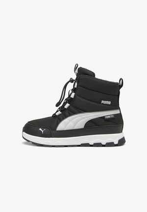 Sneaker nera alto alla caviglia con texture imbottita, accentuazioni bianche e grigie, chiusura con lacci e suola bianca con grip testurizzato.