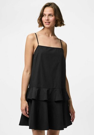 Abito nero con spalline sottili, caratterizzato da un scollo quadrato e un orlo a balze svasato, realizzato in tessuto leggero con una superficie liscia.