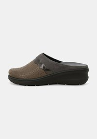 Zoccoli slip-on marroni e grigi con un motivo testurizzato, accenti lisci, una soletta imbottita e una suola in wedge nera.