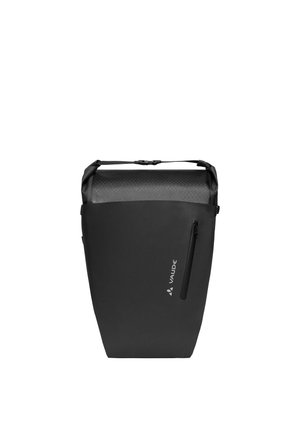 Schwarzer wasserdichter Roll-Top-Rucksack mit frontaler vertikaler Reißverschlusstasche und Vaude-Logo auf weißem Hintergrund.