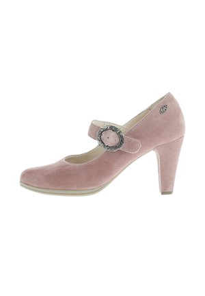 Pinkfarbener Wildleder-Pumps im Mary-Jane-Stil mit runder Zehenpartie, silberner dekorativer Schnalle am Riemen und kleiner metallischer Blumenverzierung nahe der Ferse.