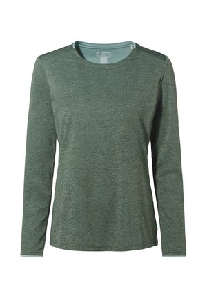 Chemise verte à manches longues avec un col rond et une texture subtile, arborant un petit logo sur la partie supérieure gauche de la poitrine, présentée sur un fond blanc.