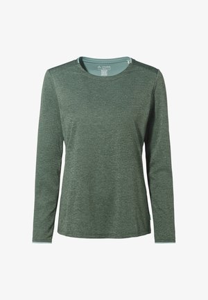 Chemise verte à manches longues avec un col rond et une texture subtile, arborant un petit logo sur la partie supérieure gauche de la poitrine, présentée sur un fond blanc.