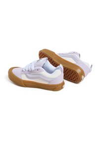 Sneakers Vans con tomaia in tessuto bianco e camoscio viola chiaro, suola in gomma con accenti marroni e lacci piatti. Presentano un design a profilo basso.