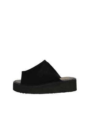 Sandalo in suede nero a scivolo con punta arrotondata, suola in gomma nera uniforme e accenti di cucitura minima lungo i bordi.
