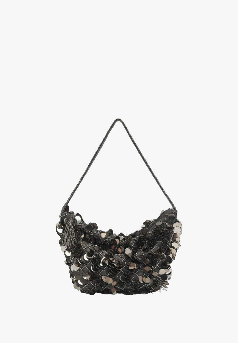 Sort paljettaske med buet form, struktureret overflade og flettet rem. Har en kvastdekoration og reflekterende cirkulære paljetter.
