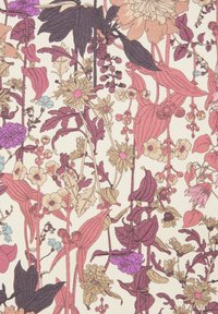 Tissu floral présentant un fond crème avec des illustrations de diverses fleurs en violet, rose, vert et beige, mettant en valeur des détails complexes.