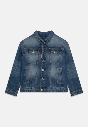 Giubbotto in denim di blu medio con chiusura a bottoni, due tasche sul petto e due tasche laterali. Presenta cuciture a contrasto e accessori in argento.