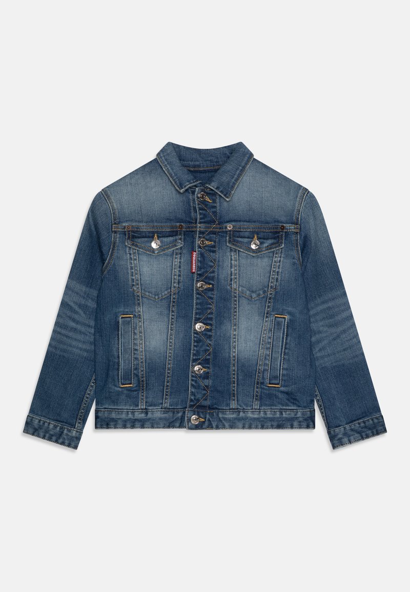 Giubbotto in denim di blu medio con chiusura a bottoni, due tasche sul petto e due tasche laterali. Presenta cuciture a contrasto e accessori in argento.