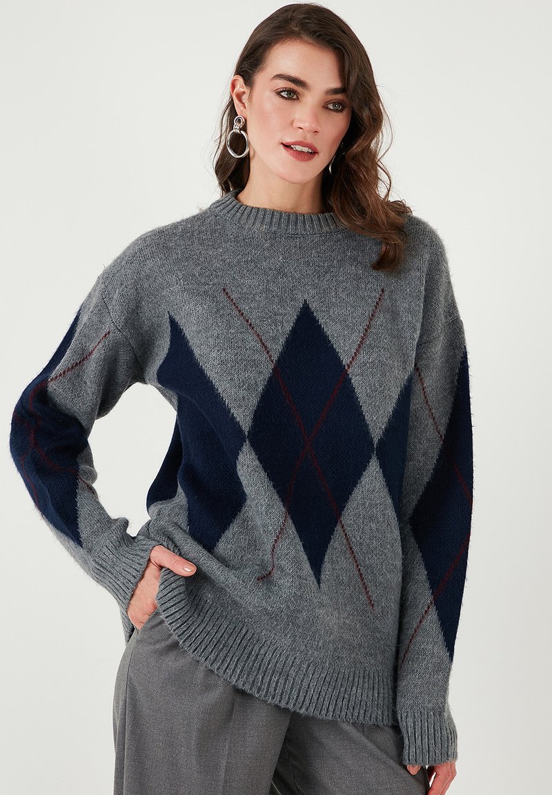 Suéter de punto gris con patrón de diamantes en acentos azul marino y rojo, cuello redondo y puños y dobladillo acanalados. Hecho de tejido texturizado.