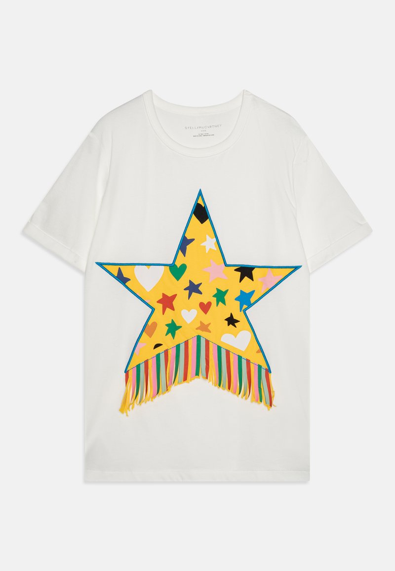 T-shirt branca com um grande design de estrela colorida sobre um fundo amarelo, corações multicoloridos e detalhes de bainha frisada.
