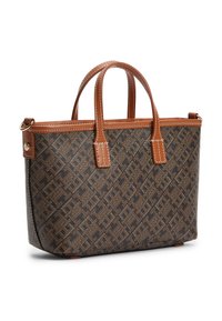 Καφέ και μαύρη τσάντα με σχέδιο, με ραμμένες λαβές και διακοσμητικά από δέρμα σε ταμπά χρώμα, ορθογώνιο σχήμα και χρυσές μεταλλικές λεπτομέρειες σε σχήμα δακτυλίου στα πλαϊνά.