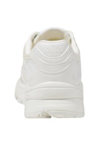 Sneaker sportivo bianco con upper in poliuretano testurizzato, tallone ammortizzato, dettagli con logo sul retro e una suola in gomma spessa per maggiore supporto.