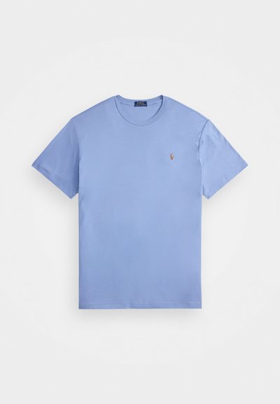 Ανοιχτό μπλε βαμβακερό μπλουζάκι με κοντά μανίκια, στρογγυλή λαιμόκοψη και μικρό κεντημένο λογότυπο στο αριστερό στήθος. Λείο υφή και κλασική εφαρμογή.