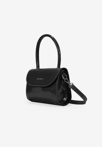 Sac à main en cuir verni noir avec un design structuré, fermeture à rabat, poignées supérieures et bandoulière réglable. Éléments en métal argenté.