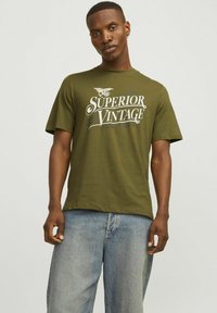 Jack & Jones PREMIUM RUNDHALS - Majica kratkih rukava s printom - fir green