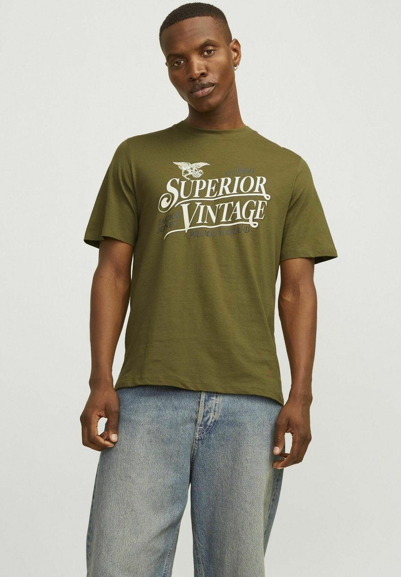 Jack & Jones PREMIUM RUNDHALS - Majica kratkih rukava s printom - fir green