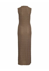 Robe longue marron sans manches texturée avec un col haut et une silhouette ajustée, vue de dos sur fond blanc.