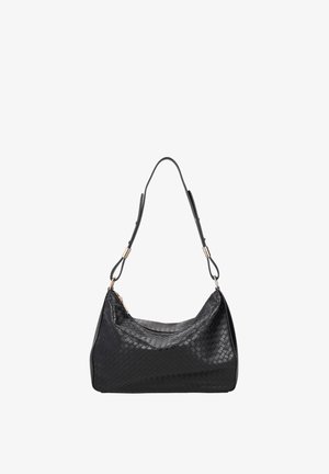 Borsa a mano in pelle nera intrecciata con forma curva, doppi manici e dettagli in metallo color oro. Presenta una chiusura con cerniera e una superficie strutturata.