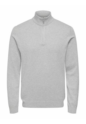 Siv zgibani pulover z rebrastim ovratnikom in manšetami, dolgimi rokavi in gladko, mehko teksturo. Preprost, brez okrasja dizajn.