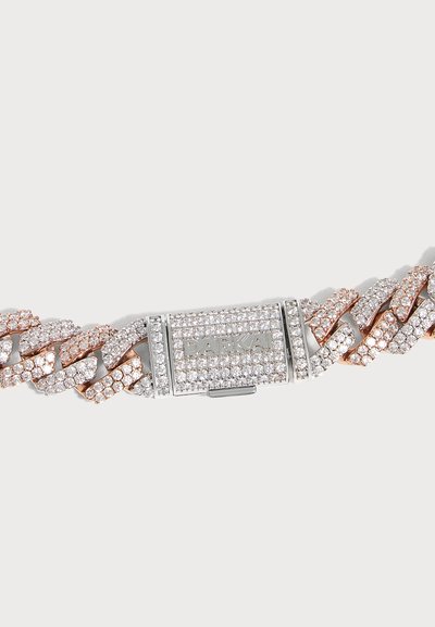 Bracelet à maillons cubains bicolore avec des maillons en or rose et en argent, entièrement incrusté de diamants clairs et un fermoir incrusté de diamants avec l'inscription "DARKA".