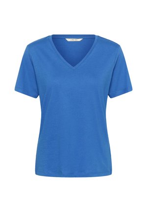 Modra kratka majica z V-izrezom in kremno obarvano notranjo etiketo na belem ozadju.