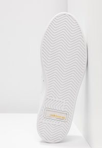 adidas sleek blanche