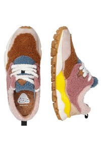 Zapatillas multicolores con materiales peludos en marrón, rosa y azul, cordones blancos, suela de goma texturizada y un detalle amarillo.