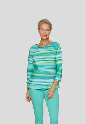 Baumwollpullover mit horizontalen Streifen in Blau- und Grüntönen, runder Ausschnitt und Dreiviertelarm, kombiniert mit hellgrünen Hosen.
